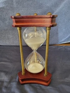 Reloj de arena vintage de madera de latón y vidrio de aproximadamente 10 pulgadas de alto ¡Muy genial! - Imagen 1 de 6