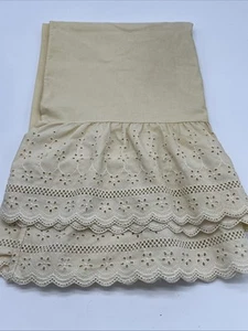 Set Of 2 Vintage Beige Cream Pillowcases With Eyelet Lace Ruffled Hem READ - Picture 1 of 9