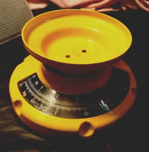 Báscula mecánica de alimentos de cocina de plástico amarillo redondo resistente de 5 libras usada - Imagen 1 de 5
