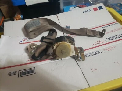 Cinturón de seguridad trasero derecho Ford F150 1998-2000 Super Cab bronceado Foto 1 de 3