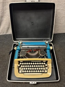Máquina de escribir vintage Royal Custom III manual portátil azul con estuche - Imagen 1 de 12