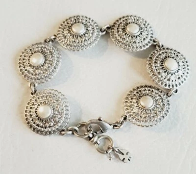Brazalete de eslabones de disco de perlas de imitación tono plata marca Lucky JLRY7993  Foto 1 de 4