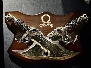 Kratos Blades of Chaos - God of War hojas gemelas con cadena y soporte edición dorada - Imagen 1 de 4