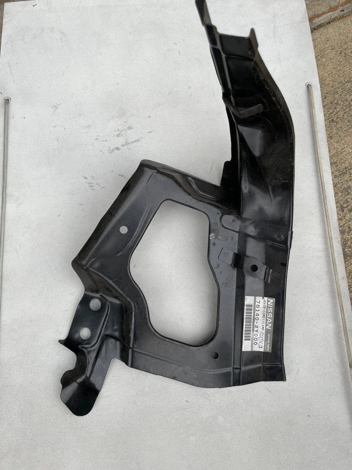 Genuine Nissan Rear Right Tail Light Pocket For Infiniti I30 I35 78140-2Y000 - Image 1 of 1