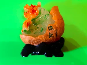 幸运符 Chinesisches Kirin farbiges Kristallglas (LIULI ?) Mit Resinsockel - Bild 1 von 5