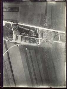 photo aérienne d'époque guerre 1914-1918 . terrain d'Aviation . avion - Imagen 1 de 1