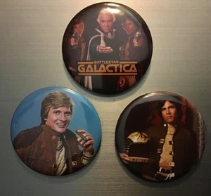 BOTONES PIN BATTLESTAR GALACTICA 2,25"-Starbuck Apollo Hatch Benedict Años 70 Ciencia ficción - Imagen 1 de 4