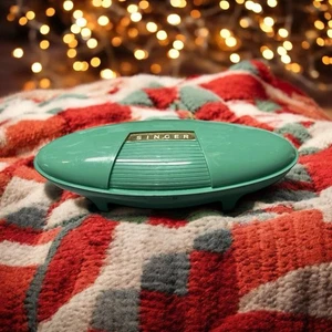 Vintage 60er Jahre Sänger Knopfloch mit grünem Etui mit Aufsätzen Vintage Nähen - Bild 1 von 16