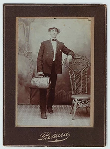 UNGEWÖHNLICHES Foto - Verkäufer? mit Alligator Tasche - Papier in Tasche 1890 Arzt? - Bild 1 von 4