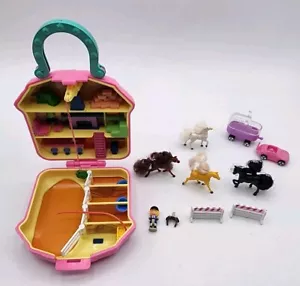 Playset compatto vintage 1994 Polly Pocket Clone Happy Trails Club Horse Stable - Foto 1 di 8