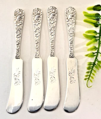 Juego de 4 cuchillos de mantequilla S.Kirk & Son de plata de ley repujados con monogramas Foto 1 de 4