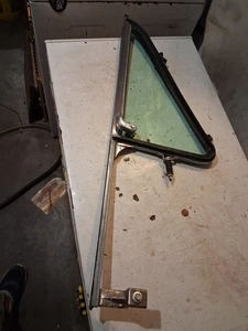 1991 - 1996 Chevy Van G10 G20 G30? Drivers Left Side Vent Wing Window Soft - Ray - Foto 1 di 15