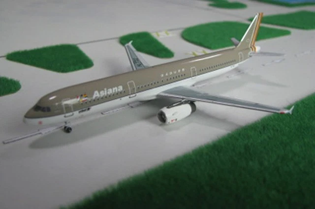 ACAAR0512 AeroClassics A321 1/400 Model HL7772 Asiana Airlines - Image 1 of 1