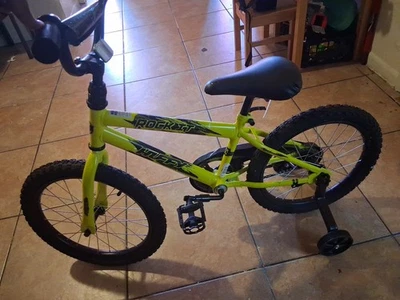 Huffy Rock It 儿童自行车霓虹粉黄色,18 英寸,6-12 岁 — 第 1/4 张图片