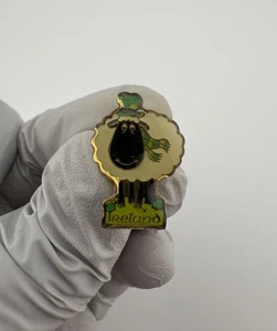 Irland Schafe Kleidung grün Schal & Mütze Kleeblatt Emaille Anstecknadel - Bild 1 von 6