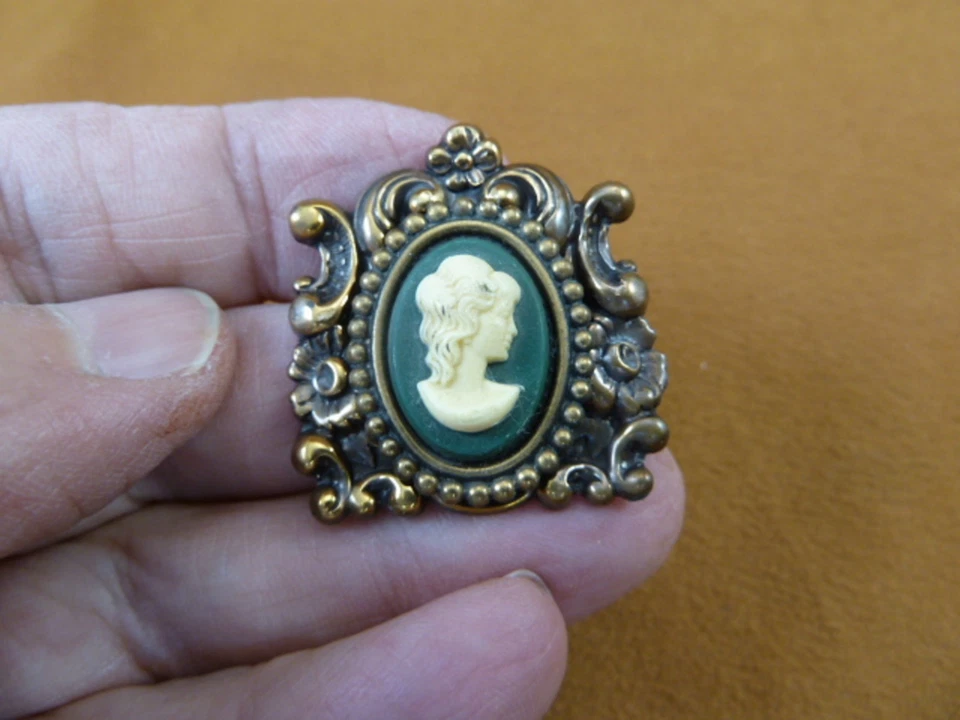 CT2-40 SEÑORA Mujer Verde Blanco CAMEO Latón Desplazado Pin Colgante Joyería Broche Foto 1 de 1