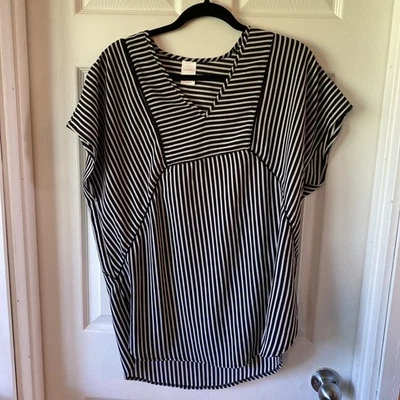 Blusa Xhilaration para mujer talla pequeña a rayas cuello en V manga gorra Foto 1 de 4