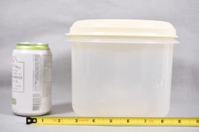 Contenedor cilíndrico ahorrador de servir #9 Rubbermaid de colección con tapa de almendra Foto 1 de 3