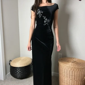 Vintage 90er schwarz Samt Blumen Glitzer U-Boot Ausschnitt tailliert Schlitz Maxikleid Kleid - Bild 1 von 8