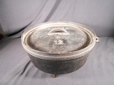 Lodge Vintage No. Horno de campamento holandés de hierro fundido con patas de 12 CO con tapa y mango hecho en EE. UU. Foto 1 de 4