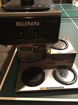 Cafetera BUNN VP17-3 Pourover Máquina de cerveza 3 calentadores comerciales de bajo perfil Foto 1 de 4