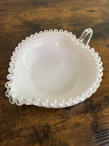 Fenton Bonboniere Schale Silber Wappen weiß Milchglas Herzform mit geschnürtem Rand - Bild 1 von 8