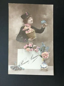 Carte Postale Ancienne de 1916- FANTAISIE - Femme et Fleurs - Bonne Année - Picture 1 of 2