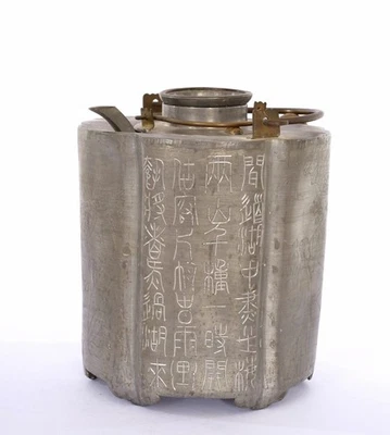 Tetera de té de peltre china de 1930 caligrafía y figura Foto 1 de 4