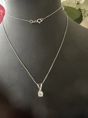 Hermoso colgante de oro blanco de 14k con diamantes de 0,30 con cadena de caja de 14 K de 20 pulgadas. Foto 1 de 4