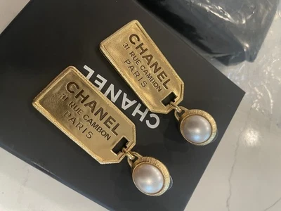 Pendientes colgantes de oro y perlas blancas CHANEL Foto 1 de 4