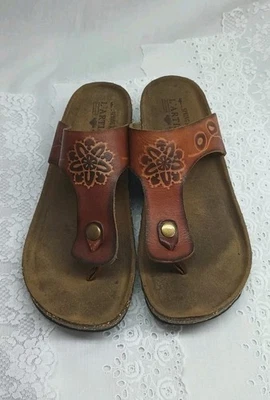 L'Artiste Leather Tooled Sandals 7 Women's Brown Spring Step Slip On Thongs - Image 1 of 4
