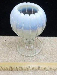 ¡Precioso jarrón rosa vintage de vidrio opalescente Northwood con panel abierto con cuentas!! - Imagen 1 de 4