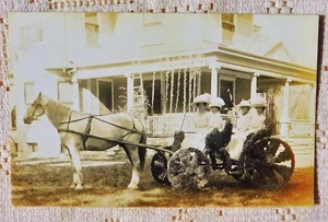 "POSTAL CON FOTO REAL DE PRINCIPIOS DE 1900 - MUJER POSANDO CARRUAJE DE JARDÍN - 3.5"" X 5.5""  - Imagen 1 de 3