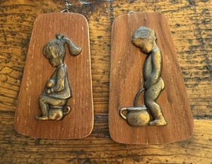 Bathroom Wall Plaque Girl & Boy On Chamber Pot Brass On Wood - Norway - Picture 1 of 6