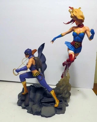 ESTATUA DC BOMBSHELLS 15" - SERIE CELEBRACIÓN BATGIRL & SUPERGIRL - #1088/5000 Foto 1 de 4