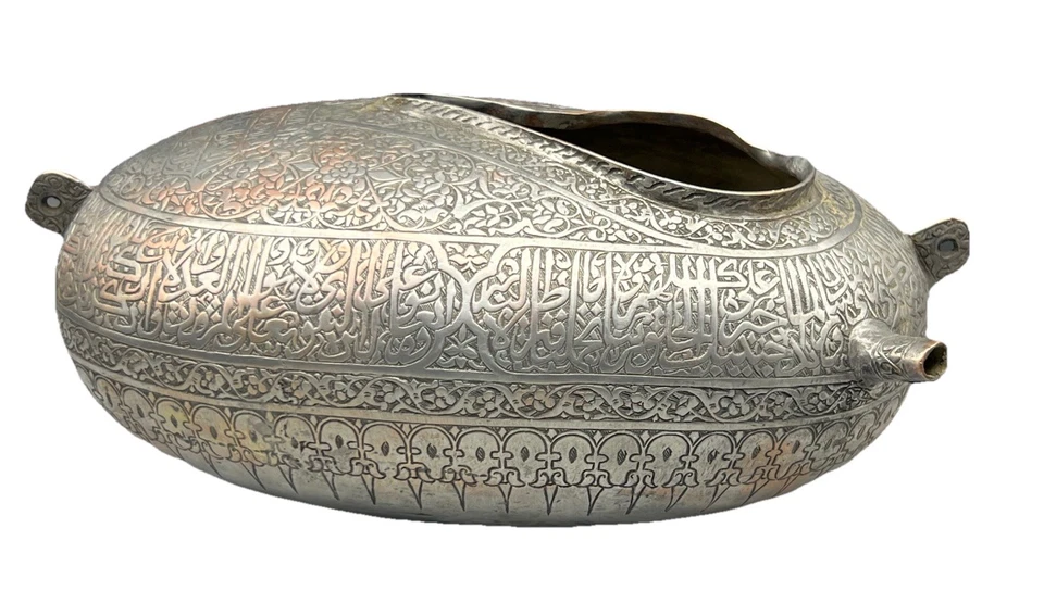 Um Qajar cobre estanhado Kashkul, tigela sufi caligráfica arte islâmica formato barco 1900 - Imagem 1 de 4