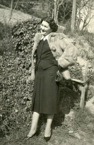 Y209 Original Vintage Foto FRAU TRÄGT PELZMANTEL um 1953 - Bild 1 von 3