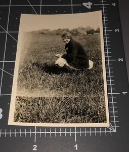 1930s Woman Peeing in Field Bathroom Funny Vintage Snapshot PHOTO - Picture 1 of 3