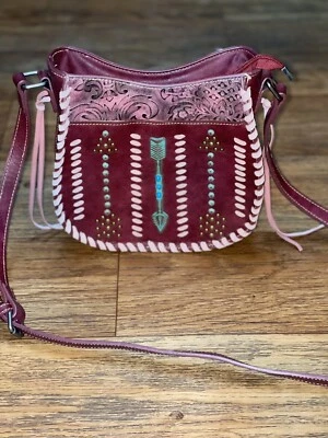 Bandolera Montana West con tachuelas flecha bolsillo delantero Foto 1 de 4