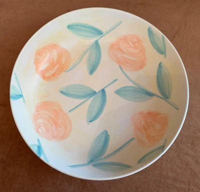 Plato grande Pier 1 flores rosas pintadas a mano 13" Italia primavera melocotón cuenco Foto 1 de 4