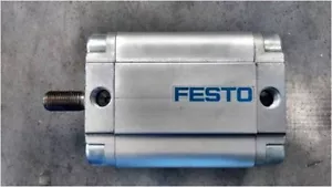 Cilindro compacto Festo ADVU-50-50-A-P-A, usado - Imagen 1 de 4