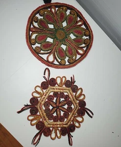 Zwei Vintage geflochtene Weiden Raffia Stroh Hot Pad Untersetzer rot grün orange gelb - Bild 1 von 8
