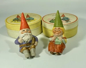 World of David Wichtel & Lisa Unieboek Keramik sitzende Figuren mit zwei Dosen 1979 - Bild 1 von 12