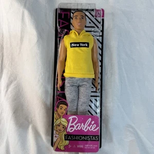 Barbie Ken Fashionistas #131 Amarilla Nueva York Sin Mangas Sudadera con Capucha Muñeca Buff Nueva en Caja - Imagen 1 de 5