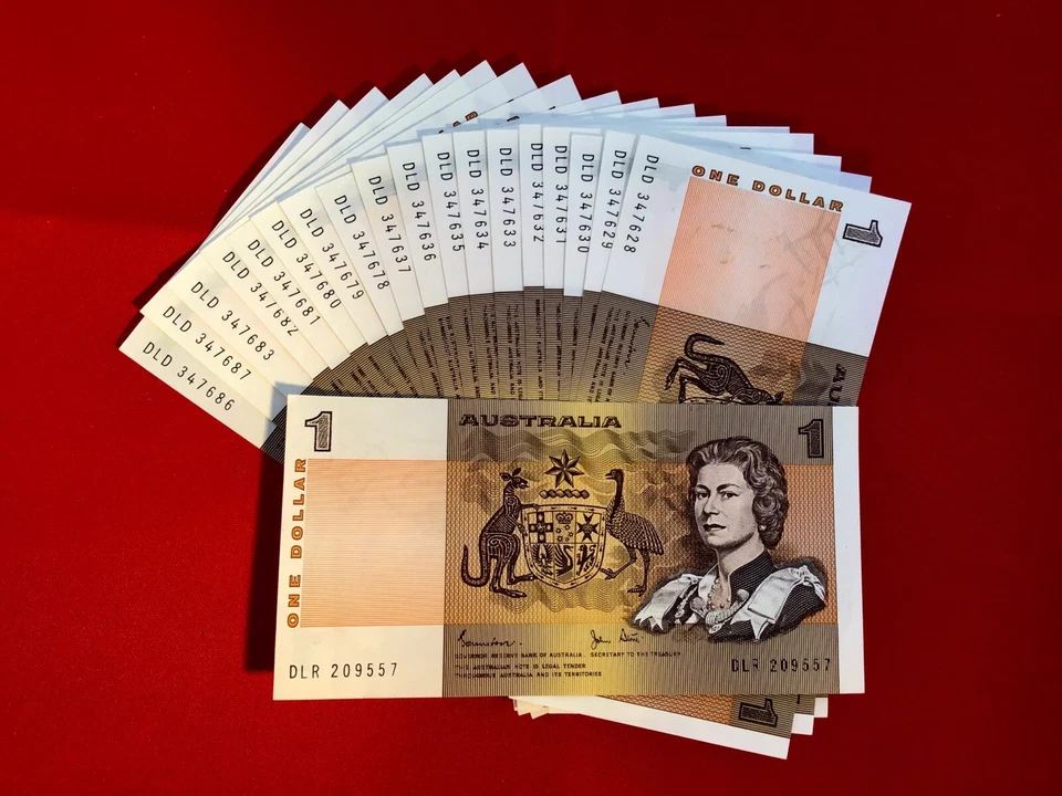 Billete de $1 de papel decimal australiano en estado sin circular. Secuencia en serie. Foto 1 de 4