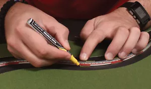 ROAD STRIPING PEN -YELLOW BY WOODLAND SCENICS -STRIPE ROADS, CROSSWALKS, MORE! - Picture 1 of 3
