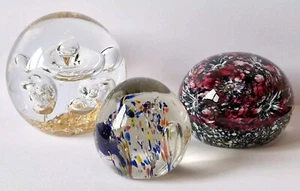 Tres pisapapeles de vidrio artístico controlados burbujas y manchas florales mezcla de 3" - 2" - Imagen 1 de 22