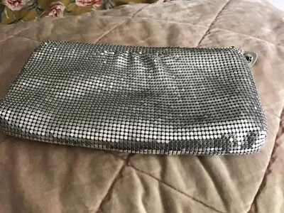 "Bolso de noche Jimmy Choo plateado cota de malla cremallera bolsa sin asas 9""x5"" bolsa de maquillaje" Foto 1 de 4