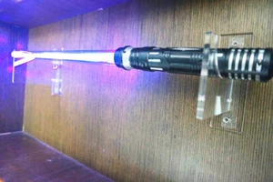 An der Wand montiertes Lichtschwert-Wandregal / Star Wars Force FX / Acryl - Bild 1 von 7