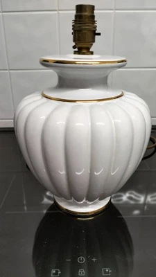 Charming vintage white ceramic table lamp featuring three elegant gold rims - Image 1 of 4